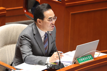 [포토] 답변하는 박홍근 기획예산처 장관