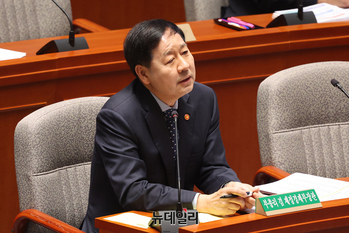 [포토] 답변하는 구윤철 경제부총리 겸 재정경제부 장관