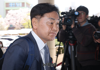 [포토] 제명 처분 효력정지 심문 출석한 김관영 전북지사