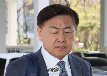 [포토] 민주당 제명 불복에 법원 출석한 김관영 전북지사