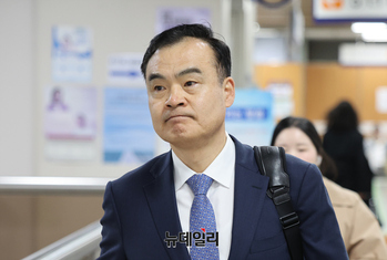 [포토] 법원 출석하는 허태근 전 국방정책실장