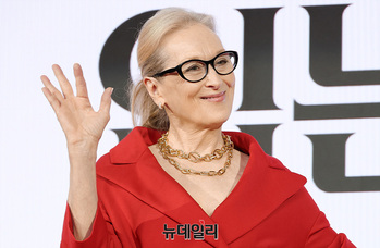 [영상] 악마는프라다를입는다2 메릴 스트립 '강렬한 패션'