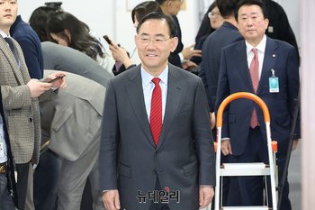 [포토] 기자회견 순서 기다리는 주호영