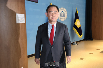 [포토] 회견장 떠나는 주호영 국회부의장