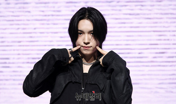 [영상] 키빗업 세나 '귀엽게 볼 콕' 