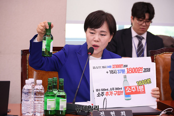 [포토] 소주병 들고 법사위 참석한 전현희 의원