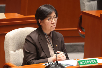 [포토] 질의 듣고 있는 정은경 보건복지부 장관