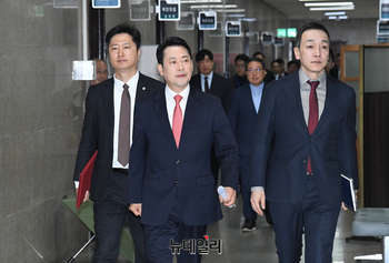 [포토] 최고위 참석하는 장동혁 국민의힘 대표