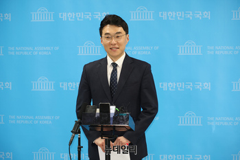 [포토] 기자들의 질문에 답하는 김남국 민주당 대변인