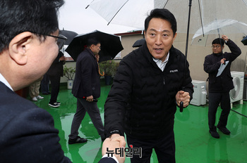 [포토] 인사 나누는 오세훈 서울시장 