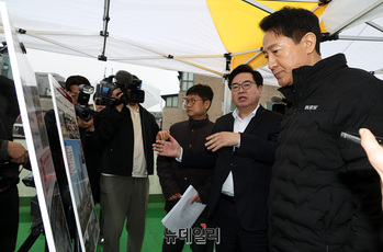 [포토] '역세권 활성화사업' 설명듣는 오세훈 시장