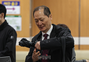 [포토] 법원 출석하는 이완규 전 법제처장