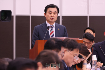 [포토] 기관보고 하는 안규백 국방부 장관