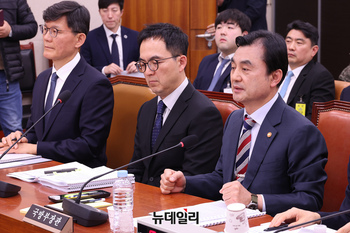 [포토] 의원들의 질문에 답하는 안규백 국방부 장관