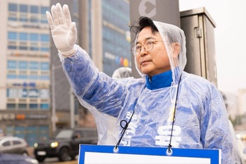 [포토뉴스] 육동한 춘천시장 예비후보, 봄비 속에 장학 MS 교차로 아침인사 건네