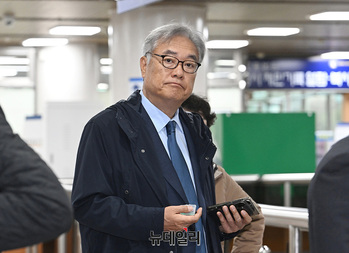 [포토] 법정 향하는 정진석 전 대통령비서실장 