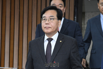 [포토] 원내대책회의 참석하는 송언석 원내대표