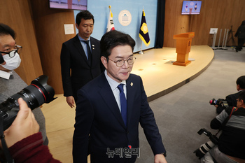 [포토] 회견장 떠나는 정원오 민주당 서울시장 후보