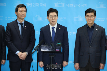 [포토] 기자들의 질문에 답하는 정원오 민주당 서울시장 후보