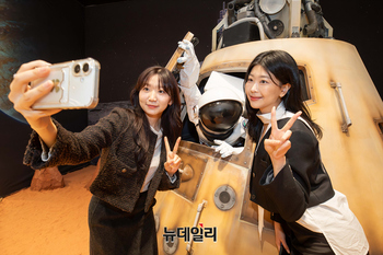 [포토] 현대백화점 더현대 서울, 우주항공 테마 팝업 오픈