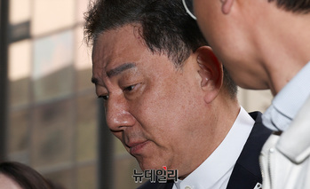 [포토] '7차 경찰 조사' 출석하는 김병기