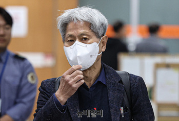 [포토] '윤석열 명예훼손 허위보도 의혹' 재판 출석하는 신학림 전 언론노조위원장