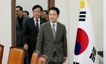 [포토] 긴급 최고위 참석하는 장동혁 국민의힘 대표