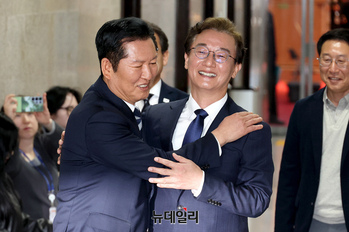 [포토] 전재수 부산시장 후보와 포옹하는 정청래 대표