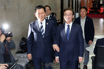 [포토] 전재수 부산시장 후보 맞이 하는 정청래 대표