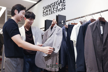 [포토] 신세계 강남점 "합리적 가격으로 '신세계맨즈컬렉션' 신상 만나세요"