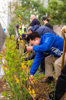 육동한 춘천시장 예비후보, 센트럴파크푸르지오 식재행사 참여
