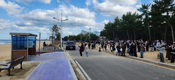 'BTS 콘서트 특수' 외국인 관광객, 강릉 BTS 버스정류장 방문 증가