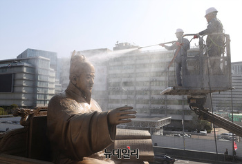 [포토] 봄맞이 광화문광장 세종대왕 동상 세척