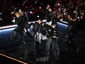 '신기록소년단' BTS, 韓 가수 최초 '빌보드 200' 3주째 1위 … '그룹 앨범' 기준 14년 만의 대기록