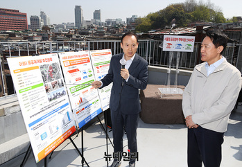 [포토] '아현1 공공재개발 추진현황' 설명듣는 오세훈