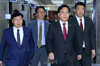 [포토] 최고위 참석하는 송언석 국민의힘 원내대표