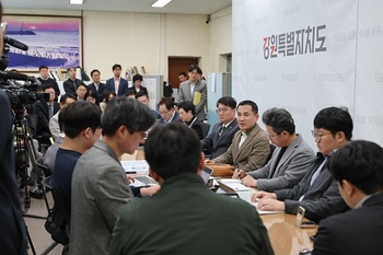 '147회 기자 간담회' 연 김진태 도지사, 내일 예비후보 등록