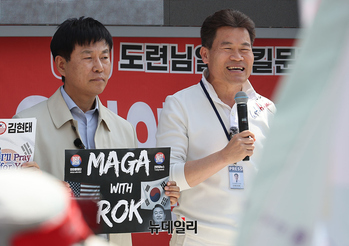 [포토] 검찰 출석하며 입장밝히는 전한길 대표