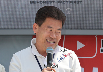 [포토] 피의자 조사 전 지지연단 오른 전한길 