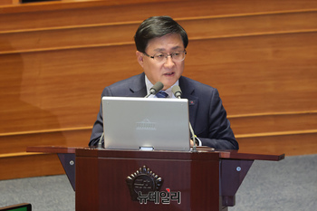 [포토] 답변하는 김성환 기후에너지환경부 장관