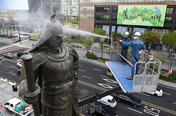 [포토] '장군님 목욕하신다'...봄 맞이 동상 세척