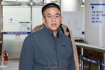 [포토] 공판 출석하는 명태균 