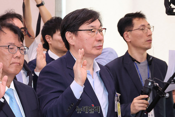 [포토] 국조특위서 선서하는 이화영 