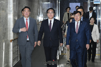 [포토] 회의 참석하는 송언석 국민의힘 원내대표