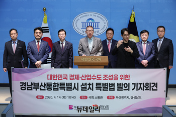 [포토] 지방분권형 행정통합 촉구하는 박형준·박완수