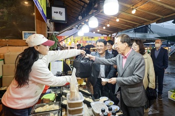 이석연, '민주화 성지' 이어 '지역화합 상징' 화개장터 방문 … '상생 발전 염원' 지역민 목소리 경청
