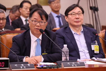 [포토] 의원들의 질의에 답변하는 서민석 변호사