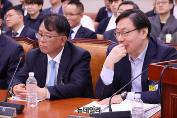 [포토] 대화 나누는 이화영·서민석