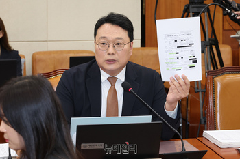 [포토] 신현송 후보자 자녀 불법 전입신고 의혹 제기 하는 천하람