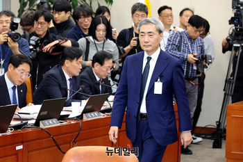 [포토] 자리로 돌아가는 신현송 한국은행 총재 후보자